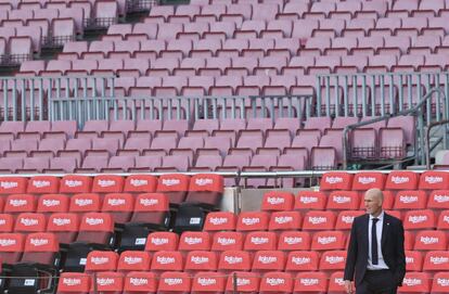 Zidane, durante el Barcelona-Real Madrid en un Camp Nou vacío.