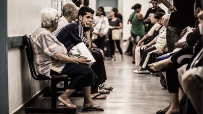 Pessoas esperam para realizar exames na UBS Jardim São Bento.