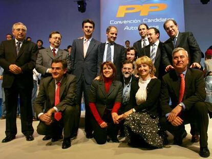 Los candidatos del PP. De pie: Imbroda (Melilla), Vivas (Ceuta), Soria (Canarias), Camps (Comunidad Valenciana), Diego (Cantabria), Sanz (La Rioja), Herrera (Castilla y León). Agachados: Sánchez (Asturias), Cospedal (Castilla-La Mancha), Rajoy, Floriano (Extremadura), Aguirre (Madrid) y Alcalde (Aragón).