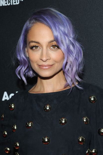 Nicole Richie apuesta por el morado.