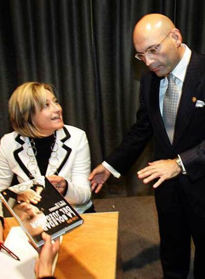 Elisa Beni y su marido, el juez Gómez Bermúdez, durante la presentación del libro, el lunes pasado.