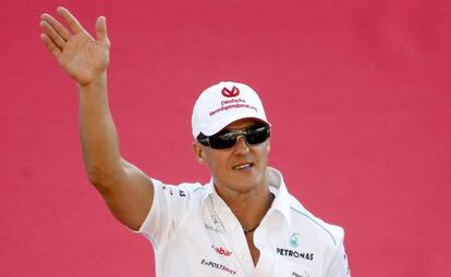 Michael Schumacher, ayer en Suzuka tras anunciar su retirada.