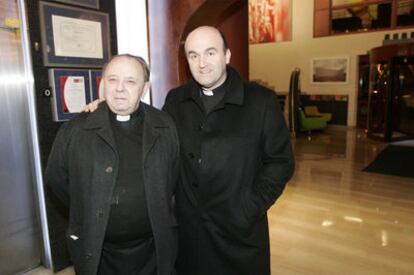 El obispo José Ignacio Munilla, junto a su predecesor, Juan María Uriarte, ayer antes de cenar con varios obispos en un hotel donostiarra.