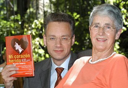 Martin Doerry, autor del libro, junto a su madre, Ilse, una de las hijas de Lilli Jahn.