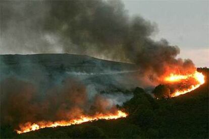 Imagen del incendio que afecta al municipio de Avión (Ourense)