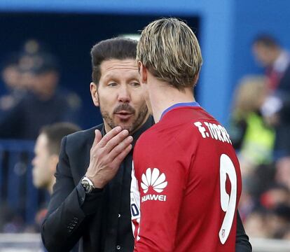 Simeone da instrucciones a Torres durante el Atl&eacute;tico-Betis