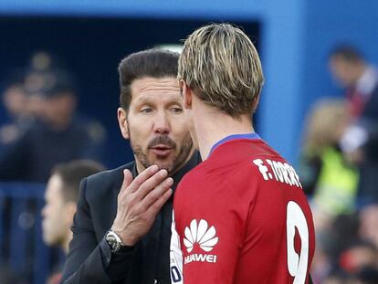 Simeone da instrucciones a Torres durante el Atl&eacute;tico-Betis