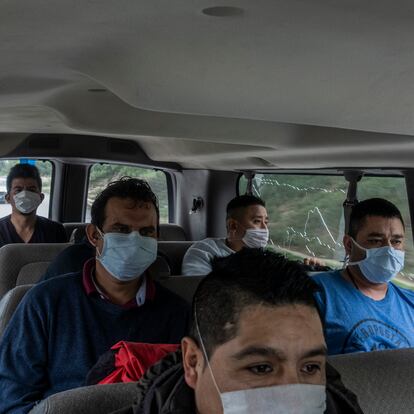 Mexicanos que han sido deportados intentando cruzar la frontera con Estados Unidos son transportados en una camioneta a tomar un autobs que los llevara a Ciudad de Mxico el da 14 de abril 2020 en la ciudad de Reynosa, Tamaulipas. Mxico. Cientos de migrantes mexicanos son deportados da con da durante la epidemia de COVID-19 por este puerto fronterizo, ante la contingencia el gobierno estatal a implementado un protocolo de sanidad bsica, que consiste en un cuestionario y la toma de temperatura a los repatriados. Sin embargo, el flujo no para y han tenido que acelerar los tiempos de traslado a su lugar de origine, esto representa un alto riesgo de contagio y propagacin. 