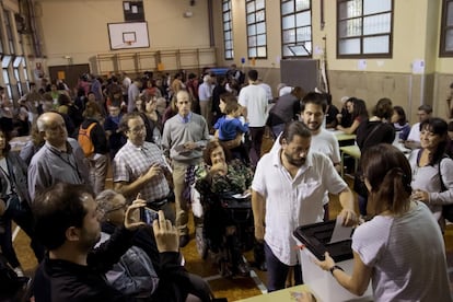 Colas en el centro cívico La Sedeta de Barcelona para votar en el referéndum independentista de Cataluña del 1-O suspendido por el Tribunal Constitucional.