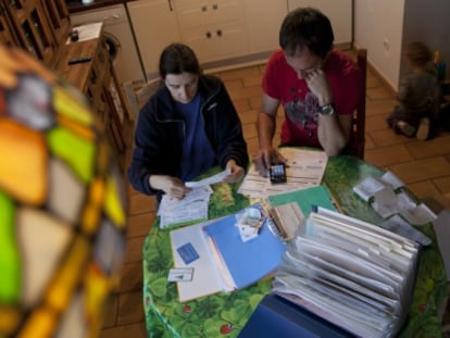 Una familia revisa las facturas del hogar.