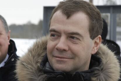 El presidente ruso, Dmitri Medvédev, ayer en el yacimiento petrolífero de Sakhalin Oeste, en Siberia.