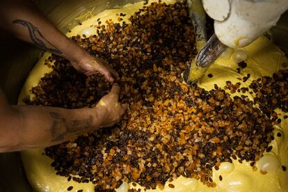 Cortés incorpora la naranja confitada y las pasas rehidratadas a la masa.