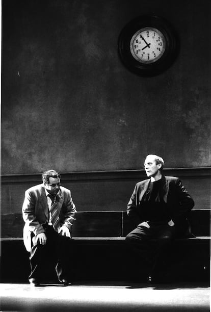 Xavier Serrat y Eusebio Poncela, en un momento de la obra de teatro 'Diálogo en re mayor' de Javier Tomeo, bajo dirección de Ariel García Valdés, en el Teatro Olimpia, de Madrid, en enero de 1996.