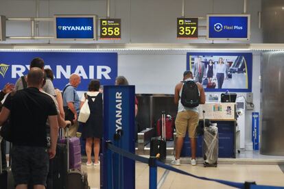 Los mostradores de Ryanair se llenan de colas interminables de pasajeros ante la cancelación de sus vuelos debido a la huelga dentro de la compañía.

