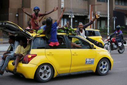 Vários jovens celebram os resultados em um carro, em Kinshasa. Tshisekedi, 55 anos, líder da histórica União para o Progresso e o Desenvolvimento Social, é filho do emblemático líder da oposição e ex-primeiro-ministro Étienne Tshisekedi. Em meados de novembro, ele saiu do bloco comum de oposição Lamuka ("Desperte", em idioma lingala), liderado por Fayulu, para liderar sua própria coalizão.