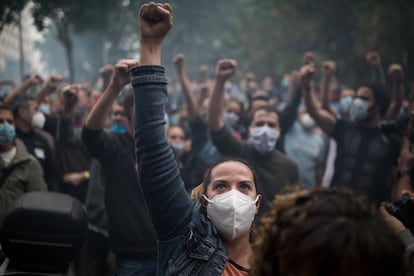 Manifestación de trabajadores de Nissan por una calle de Barcelona contra el cierre de la fábrica de la Zona Franca.