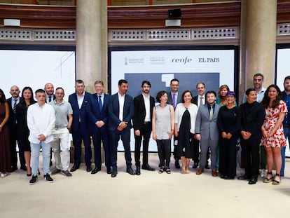 Foto de familia de la entrega de los Premios Ortega y Gasset 2022 en el Palau de las Comunicaciones de Valencia.
