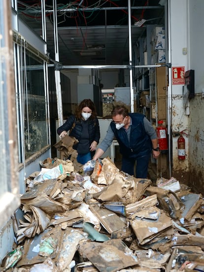 Carmen Ncher y Paco Rodrigo, conversan en el interior del centro frente a un montn de documentos que han decidido eliminar.