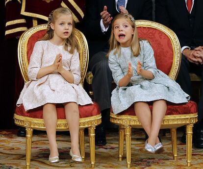 Leonor y Sofía han dado un aire nuevo a la imagen de la monarquía española. Son dos niñas muy educadas pero a la vez espontáneas, como demostraron el día en que su padre se convirtió en el Rey de España.