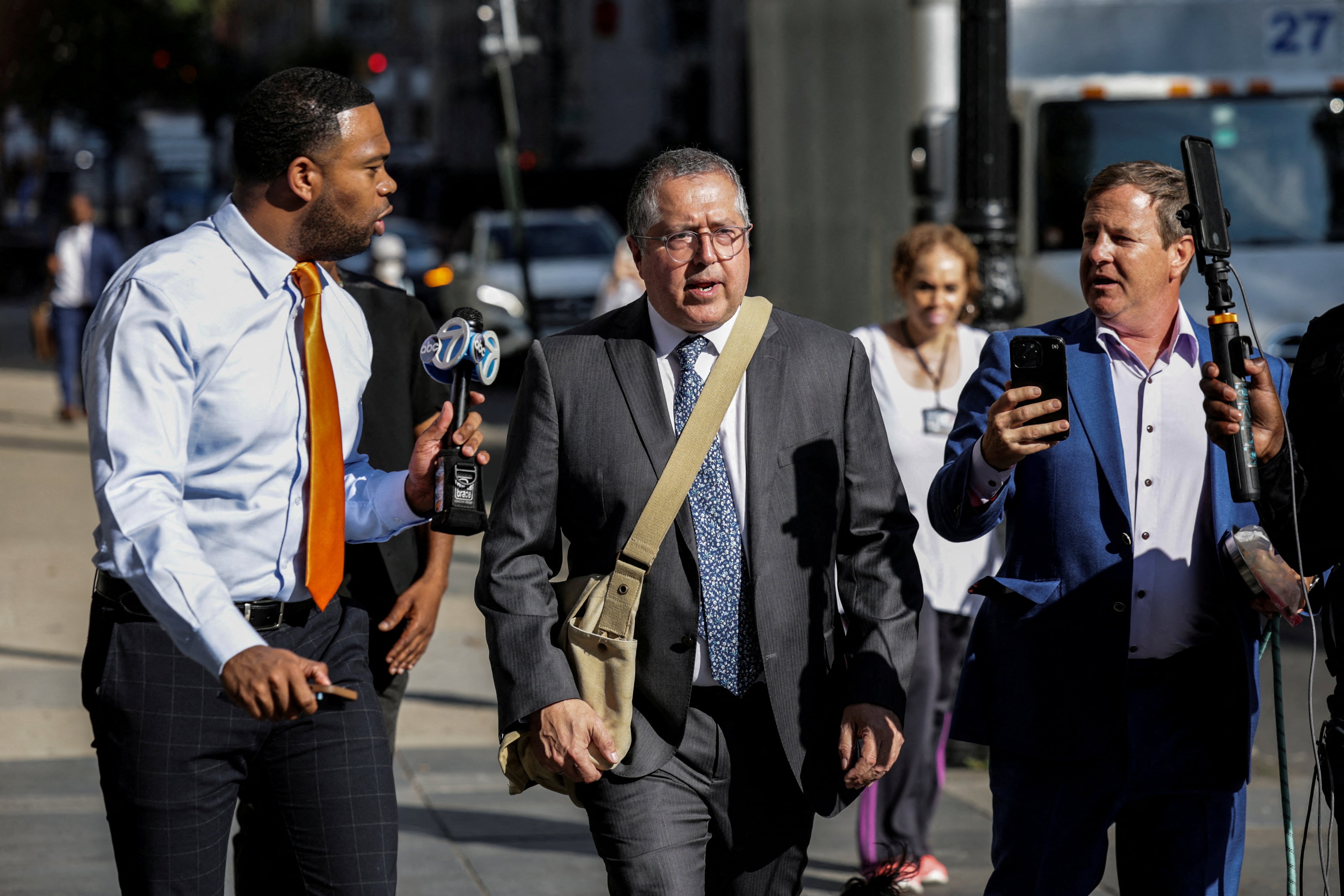 El juicio de Sean Combs entra en su recta final: el jurado delibera y tendrá que decidir si el músico lideró una red criminal para abusar de mujeres 3 Marc Agnifilo, abogado de Sean Combs, a su llegada a la corte de Nueva York el 30 de junio de 2025.