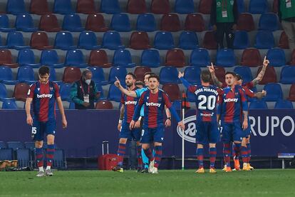 Los jugadores del Levante celebran este miércoles el pase a semifinales de la Copa del Rey ante el Villarreal.