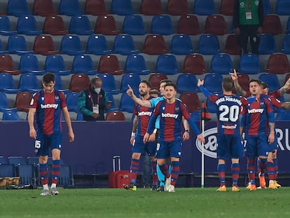 Los jugadores del Levante celebran este miércoles el pase a semifinales de la Copa del Rey ante el Villarreal.