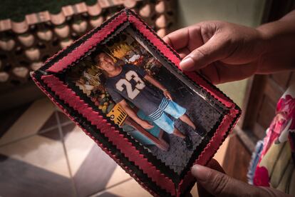 Cleia Betcel, viuda de Haroldo, muestra una foto de su esposo en la casa donde vivían juntos antes de que fuera asesinado el 29 de septiembre de 2018.