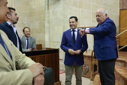 El presidente del Parlamento andaluz, Jesús Aguirre (derecha), junto al presidente de la Junta, Juan Manuel Moreno, el pasado julio.