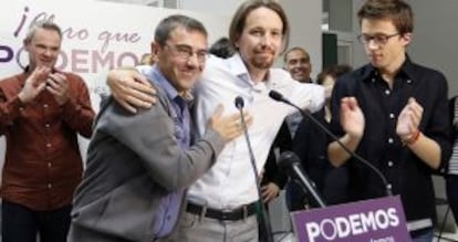 De izquierda a derecha, Juan Carlos Monedero, Pablo Iglesias e Íñigo Errejón, candidatos de Podemos, el pasado mayo.