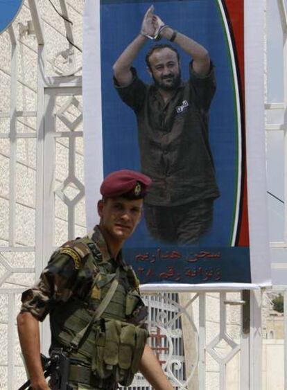 Un soldado palestino pasa ante un cartel de Marwan Bargouti en Belén.