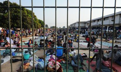 Miles de refugiados se hacinan en el exterior del aeropuerto de Bangui, en la Rep&uacute;blica Centroafricana, tras huir de la violencia de la que son v&iacute;ctimas en su pa&iacute;s. 