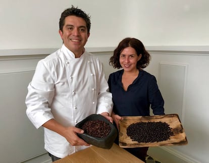 EL COCINERO ROBERTO RUIZ Y SU ESPOSA MARÍA FERNANDEZ CON BANDEJAS DE INSECTOS EN EL RESTAURANTE PUNTOMX / CAPEL