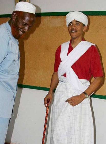 Barack Obama, en 2006, vestido con el traje tradicional somalí.