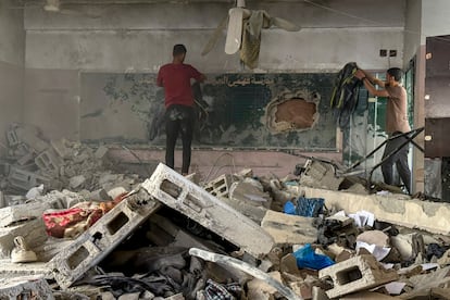 Daños causados tras un bombardeo israelí de una escuela, donde se refugiaban personas desplazas, en Ciudad de Gaza, este lunes.