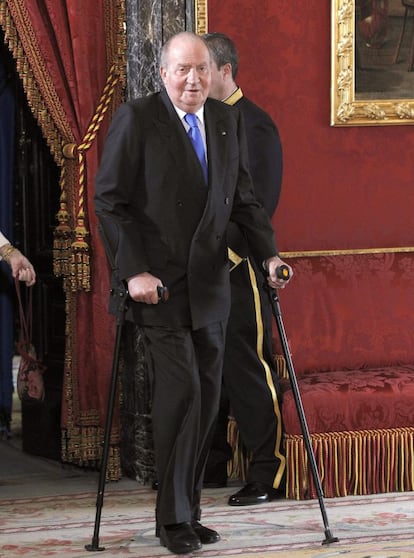 El Rey con muletas durante la última comparecencia oficial en el Palacio Real, el pasado día 13 de febrero, con motivo del almuerzo ofrecido al presidente guatemalteco Otto Pérez Molina.