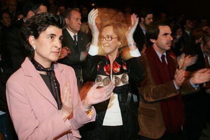 María San Gil, líder del PP vasco (izquierda); Ana Iribar, viuda de Gregorio Ordóñez, y José María Aznar.