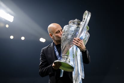 Guardiola besa la Champions conquistada con el Manchester City en 2022