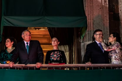 En un balcón del Palacio Nacional, el secretario de Gobierno, Adán Augusto López Hernández junto a su esposa Dea Estrada Rodríguez, al centro Claudia Sheinbaum, alcaldesa de la Ciudad de México, y a la derecha el canciller Marcelo Ebrard Casaubon, junto a su esposa, Rosalinda Bueso.