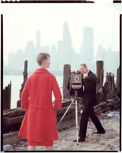 Norman Parkinson (1913-1990) fue el fotgrafo de moda ms famoso del siglo XX. Fue un pionero de la narracin pica en sus imgenes, llevando los retratos ms all de la rgida formalidad de sus predecesores e inyectando una elegancia sencilla y casual.