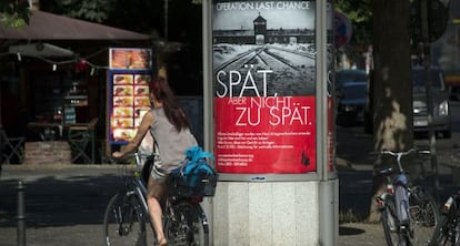 Un cartel de la campaña 'Tarde, pero no demasiado' este martes en Berlín.