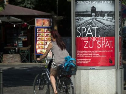 Un cartel de la campaña 'Tarde, pero no demasiado' este martes en Berlín.