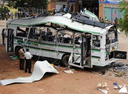 Fuerzas de seguridad de Sri Lanka observan cómo ha quedado el autobús tras la explosión que ha matado a 18 personas en la localidad de Dambulla.