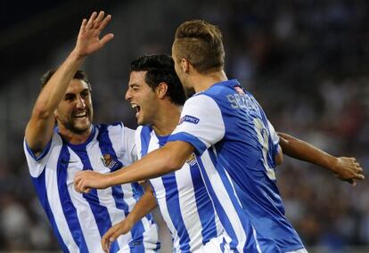 Vela, Seferovic y Markel Bergara celebran un gol al Lyon