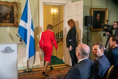 La primera ministra de Escocia, Nicola Sturgeon, tras la rueda de prensa en la que anunció su dimisión, el miércoles en Edimburgo.