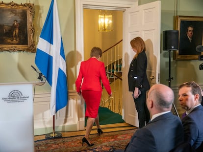 La primera ministra de Escocia, Nicola Sturgeon, tras la rueda de prensa en la que anunció su dimisión, el miércoles en Edimburgo.