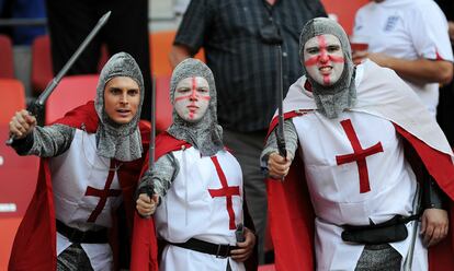 Seguidores ingleses, vestidos de caballeros medievales, siguen el partido entre su selección y Eslovaquia.