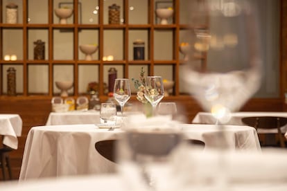 Interior de la sala del restaurante Zurita, barra y mantel.