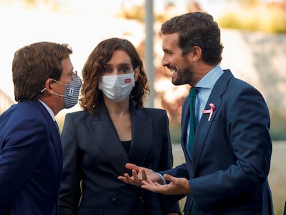 José Luis Martínez-Almeida conversa con Isabel Díaz Ayuso y Pablo Casado a su llegada a la inauguración del IE Tower, sede del nuevo campus del IE University.