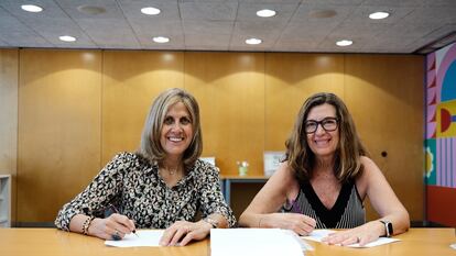 Núria Cabutí y Blanca Rosa Roca en el momento de la firma del acuerdo de adquisición de Roca por Penguin Random House