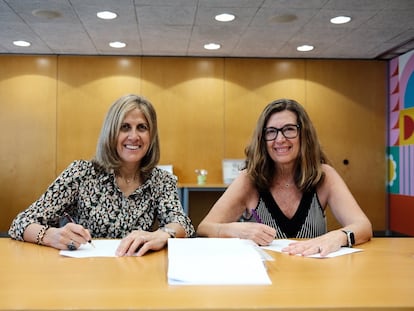 Núria Cabutí y Blanca Rosa Roca en el momento de la firma del acuerdo de adquisición de Roca por Penguin Random House